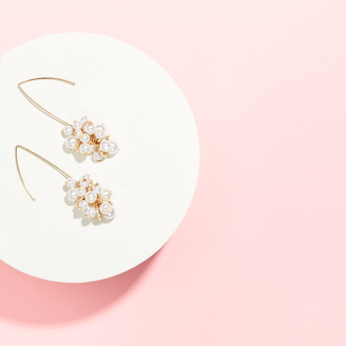 wedding guest outfits: pearl earrings
