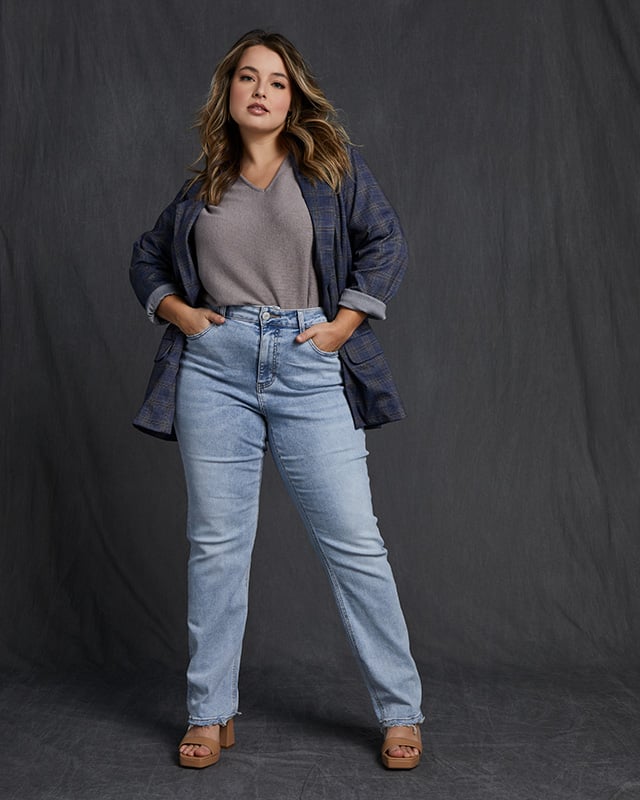 Not sure how to style a blazer? Try this look with a boyfriend blazer styled casually over mom jeans.