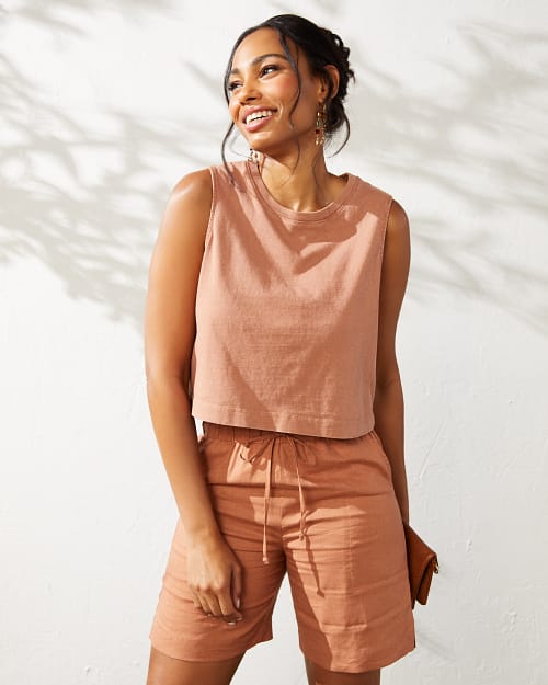 Smiling African American woman wearing a linen co-ord to demonstrate the natural fabrics perfect for April Theory.