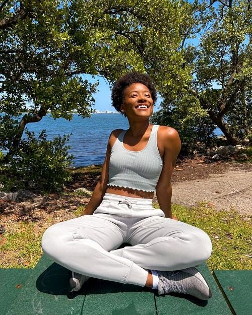 A Wantable influencer soaking up some rays in paradise in a loose-fitting loungewear look that's perfect for a long-haul flight. 